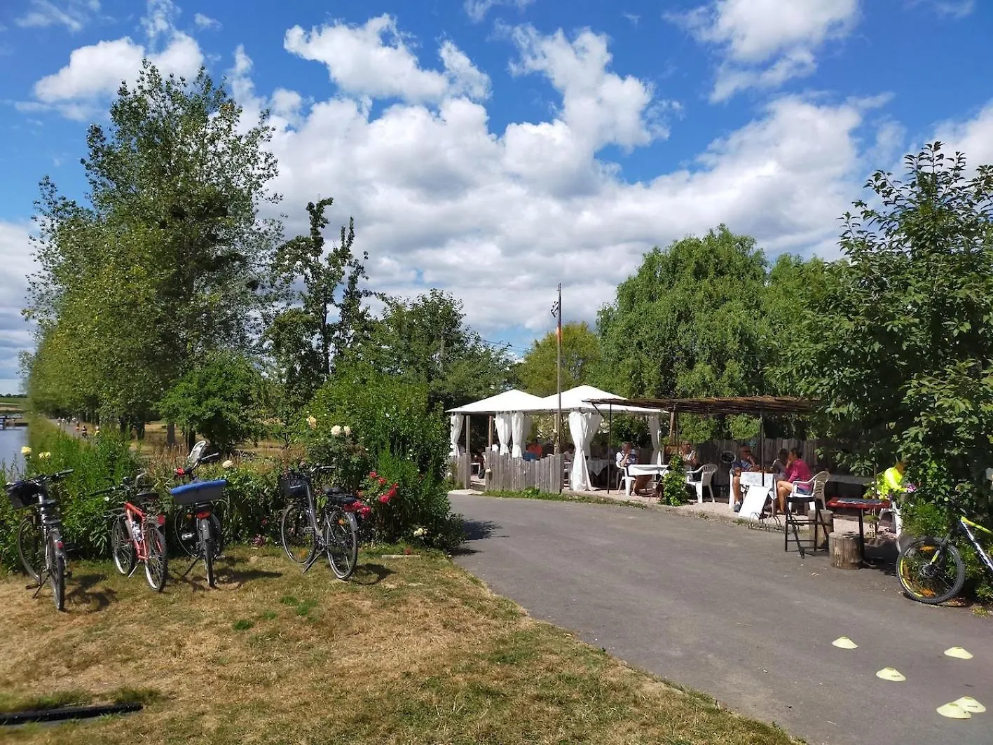 Ille Flottante, Maison Eclusiere Et Hebergements Insolites Sur Le Canal Hede-Bazouges France
