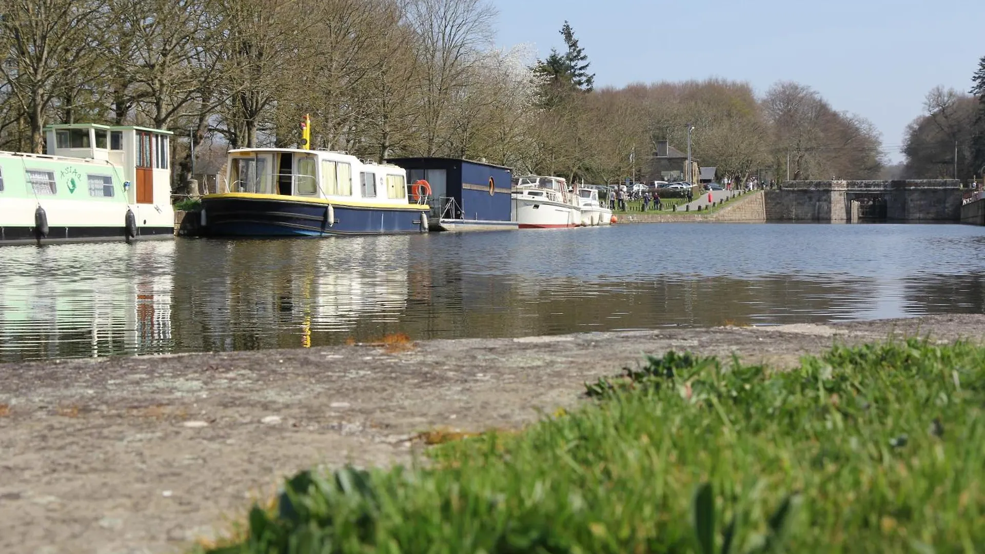 Ille Flottante, Maison Eclusiere Et Hebergements Insolites Sur Le Canal Hede-Bazouges Bed & Breakfast