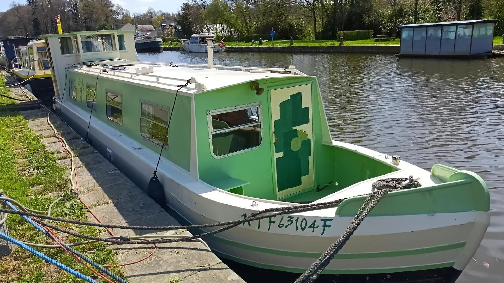 Bed & Breakfast Ille Flottante, Maison Eclusiere Et Hebergements Insolites Sur Le Canal Hede-Bazouges
